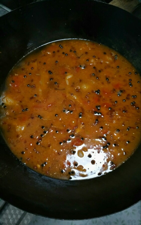 贵州风味鱼火锅,加入4大碗水，煮开。
