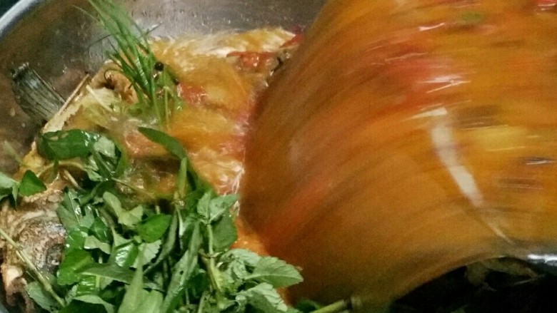 贵州风味鱼火锅,倒入煮开的汤底。