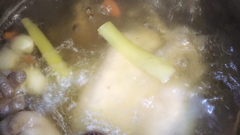 参鸡汤,煮沸撇去浮沫，盖上盖子调中火煲1个半小时。期间看好砂锅避免汤汁溢出。
