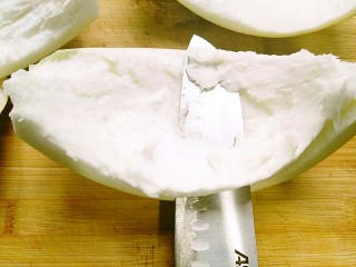 柚皮糖,用刀将白瓤轻轻片去白筋