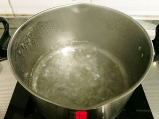 柚皮糖,锅中加水，放入冰糖煮化成糖水