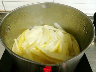 柚皮糖,将烤干的柚皮放入，中小火慢煮，使冰糖液完全浸入柚皮中，关火