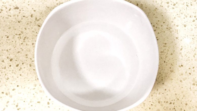 自制流油沙黄咸鸭蛋,取一个无水干净的碗，倒入适量白酒
