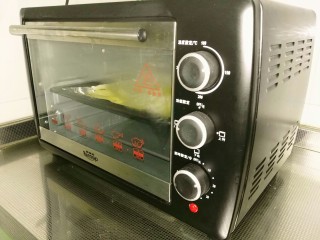 柚皮糖,烤箱150度上下火烤30分钟(这个根据自家烤箱火力来调节)