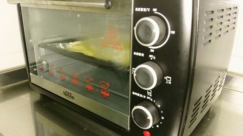 柚皮糖,烤箱150度上下火烤30分钟(这个根据自家烤箱火力来调节)