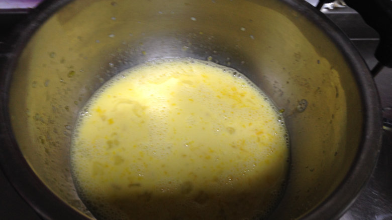 鲜果沙巴翁,将装有蛋液的碗放入蒸锅中，确保碗底不接触水（碗底不接触水是为了防止蛋液在加热的过程凝固）