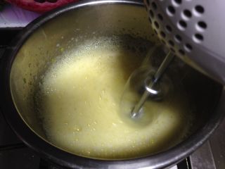 鲜果沙巴翁,当蛋液搅拌至浓稠时，换手动打蛋器继续搅拌
