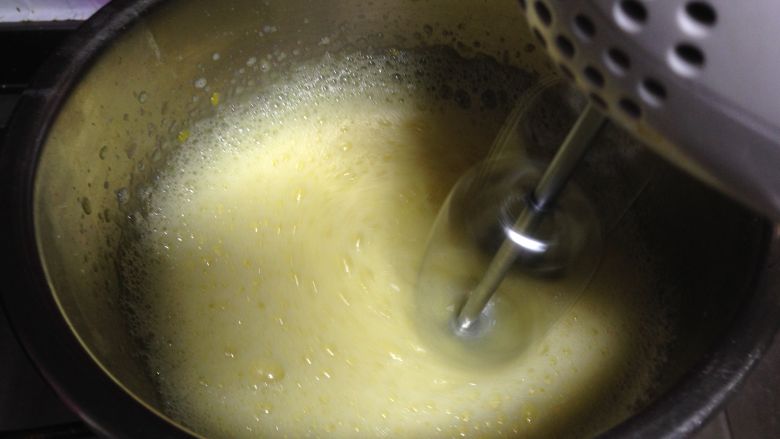 鲜果沙巴翁,当蛋液搅拌至浓稠时，换手动打蛋器继续搅拌
