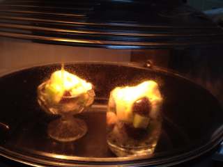 鲜果沙巴翁,放入预热220度的烤箱中烤五分钟