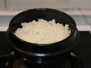 韩式五花肉拌饭,放入煮好的米饭铺好。