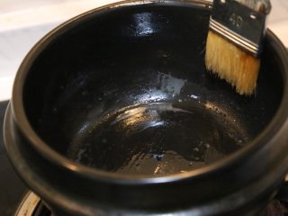 韩式五花肉拌饭,石锅内刷少许食用油。
