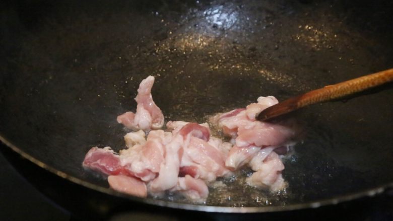 韩式五花肉拌饭,另起一个锅，放入油，五花肉进行翻炒。