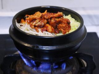 韩式五花肉拌饭,将石锅放在火上烧5分钟。
