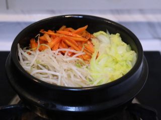 韩式五花肉拌饭,依次放入胡萝卜、娃娃菜、豆芽铺好。