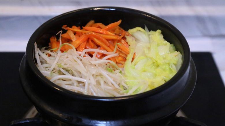 韩式五花肉拌饭,依次放入胡萝卜、娃娃菜、豆芽铺好。