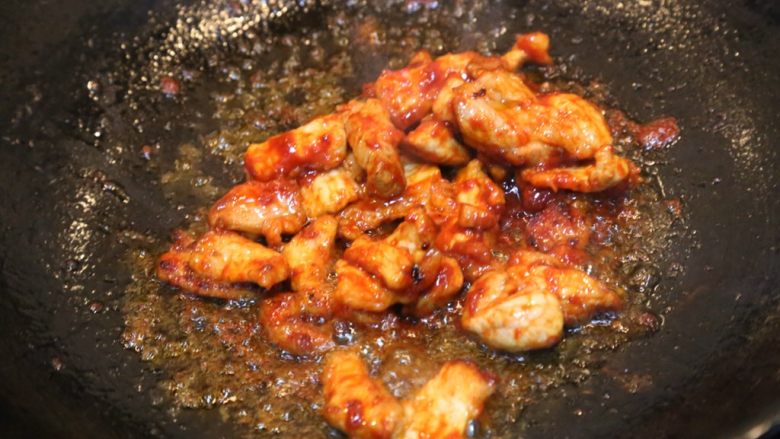 韩式五花肉拌饭,炒至肉熟变色即可。