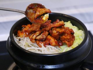 韩式五花肉拌饭,最后在中间放入五花肉。