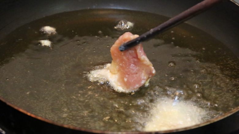 炸酥肉,锅中放大量的油，放入调好的肉进行浸炸。