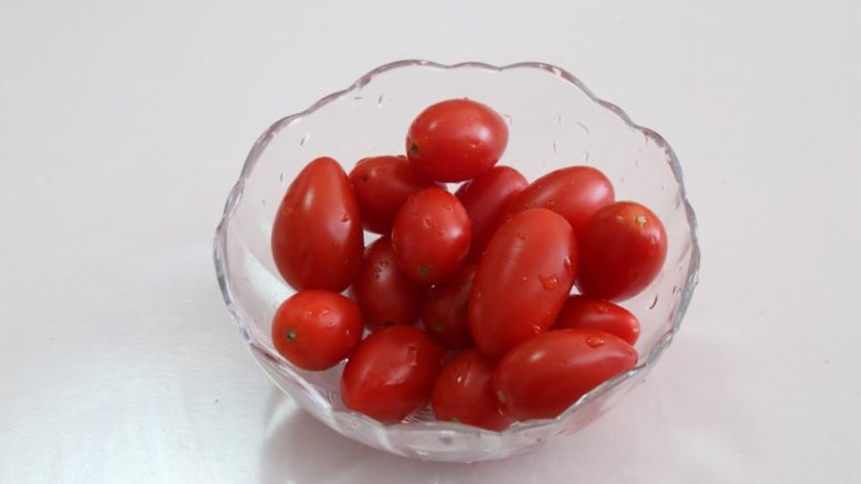 五花肉番茄卷,小西红柿洗净。