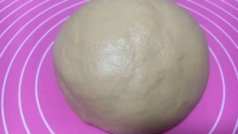 杏仁奶油面包卷,滚圆后盖保鲜膜发酵
