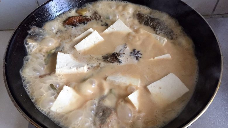 鲫鱼炖豆腐,炖半小时后放入豆腐块继续炖10分钟。