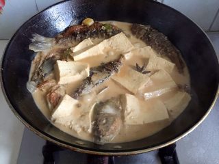 鲫鱼炖豆腐,收浓汤汁即可（其实要比照片中的汤再少一些最好，只是我喜欢多汤就多留了一点）。