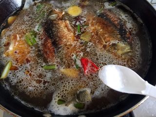 鲫鱼炖豆腐,放入煎好的鲫鱼，水量要没过鱼身，放入红辣椒和盐。