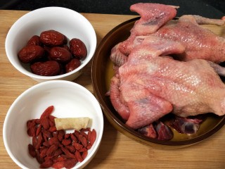 红枣枸杞乳鸽汤,准备好所需材料，乳鸽是闷的，没有放血，所以肉比较红
