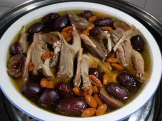 红枣枸杞乳鸽汤,当揭开锅盖时，好香的