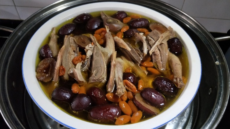 红枣枸杞乳鸽汤,当揭开锅盖时，好香的