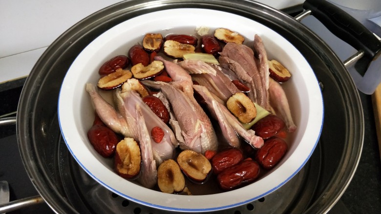 红枣枸杞乳鸽汤,再放入蒸锅，蒸1小个半小时~2小时