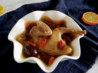 红枣枸杞乳鸽汤,盛碗，趁热享用吧！汤很清甜，很好喝！