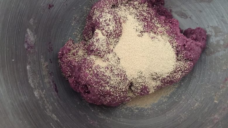 紫薯大列巴,厨师机2档3分钟加入酵母，再和面3分钟