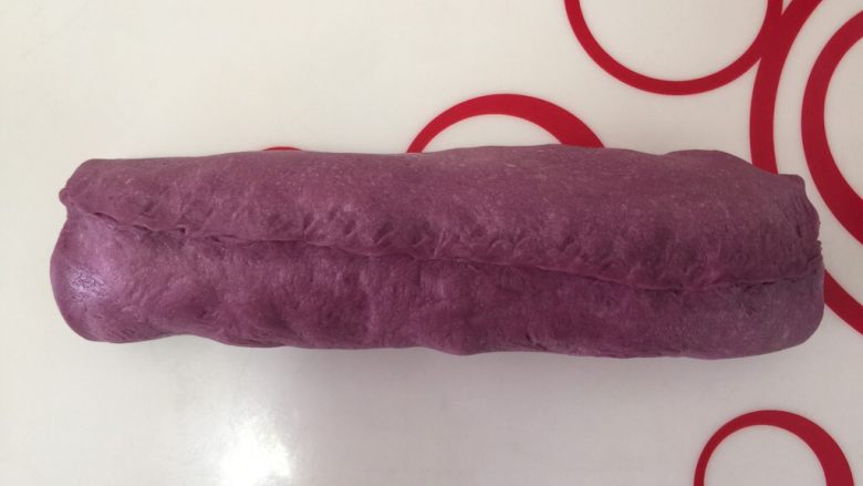 紫薯大列巴,收好口子，大列巴的面比较干，收口时可以稍微在边上沾湿一下。