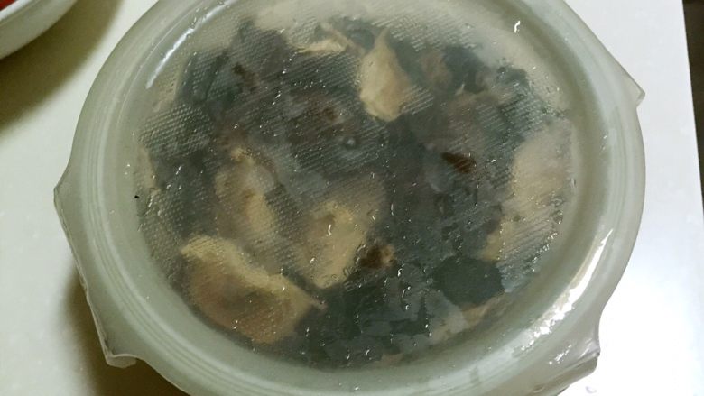 牛肉香菇酱,倒入30度左右的温水，盖好盖子。