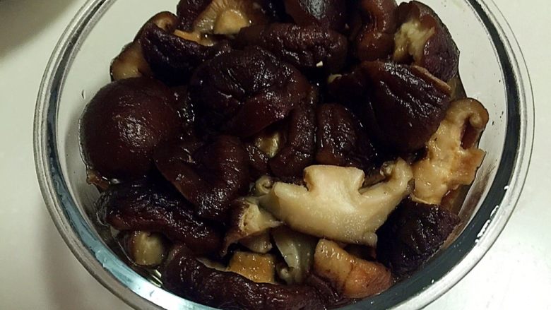 牛肉香菇酱,用力摇晃3-5分钟，香菇就发的差不多了。