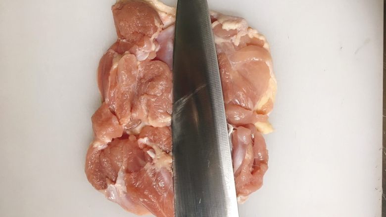 鸡肉紫苏培根卷佐京葱芥末酱,         先把鸡肉片薄，片大。上回好多朋友反映说不会片鱼…嗯，其实类似，先从肉中间入刀，往左片，不片断…