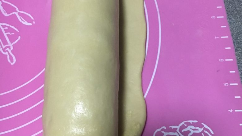 杏仁奶油面包卷,从左向右卷起，捏拢收口
