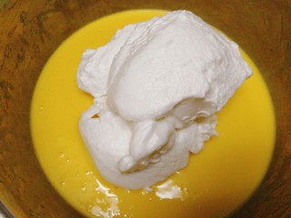 养乐多戚风蛋糕,取三分之一的蛋白加入蛋黄糊中