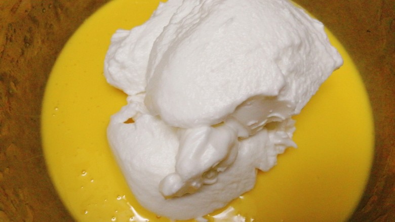 养乐多戚风蛋糕,取三分之一的蛋白加入蛋黄糊中