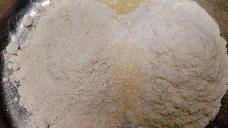 早餐+小羊肖恩馒头,白色面团：全麦粉，中筋面粉，1：1的比例，加入白糖，酵母粉