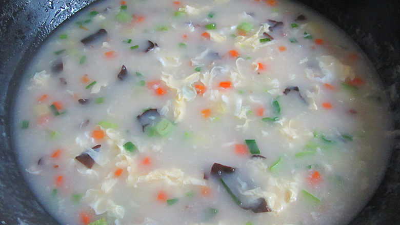 肉丝木耳疙瘩面汤,加入盐调味，即可关火