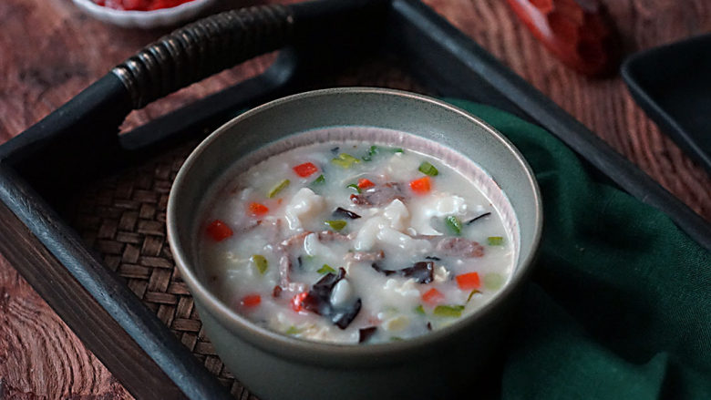 肉丝木耳疙瘩面汤,装碗享用，早晨来一碗，浑身都暖暖的