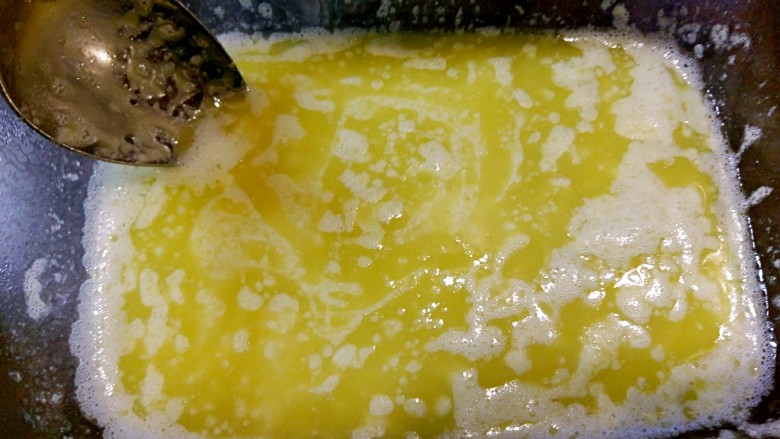 芒果芝士蛋糕（免烤，可做无麦麸）,融化黄油（可用微波炉，或隔水融化），倒入打好的饼干碎，搅拌均匀