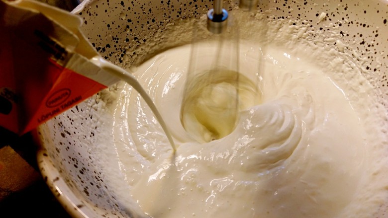 芒果芝士蛋糕（免烤，可做无麦麸）,一边打发，一边慢慢翻去奶油