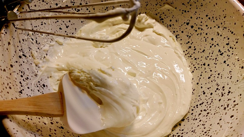 芒果芝士蛋糕（免烤，可做无麦麸）,要是不是的用刮刀刮一下碗边的奶油，继续打发约2分钟