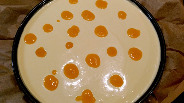 芒果芝士蛋糕（免烤，可做无麦麸）,开始装饰啦，随意在蛋糕点上芒果露