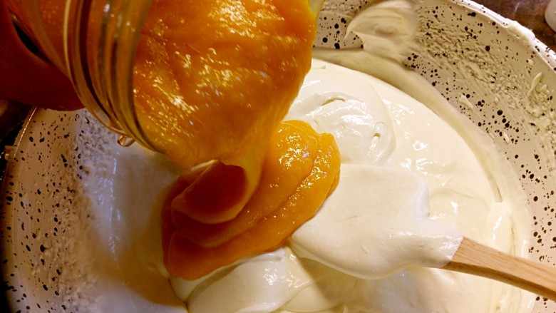 芒果芝士蛋糕（免烤，可做无麦麸）,倒入奶油糊中。注意！不要全部倒进去，留一点点做装饰