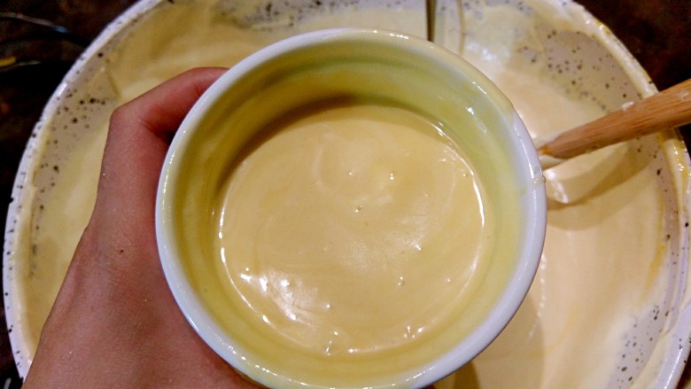 芒果芝士蛋糕（免烤，可做无麦麸）,慢慢把吉利丁溶液倒回芝士糊中，一边倒，一边搅拌芝士糊