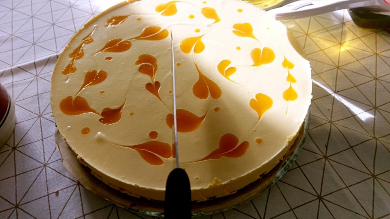 芒果芝士蛋糕（免烤，可做无麦麸）,关于脱模，最好是用火枪，对着蛋糕模边喷一圈就能轻松去下，没有的话，就用烫热的刀分离蛋糕和蛋糕模。切的时候，也最好用热的刀，切出来就很好看。